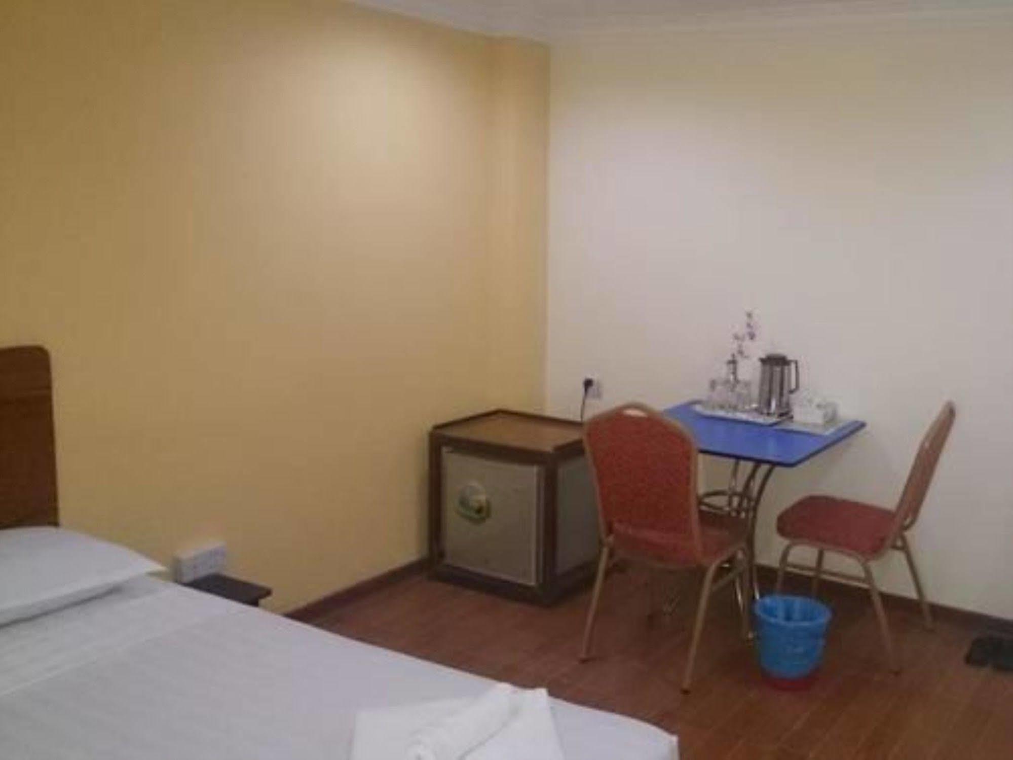 Silver Moon Hotel Yangon Exteriör bild