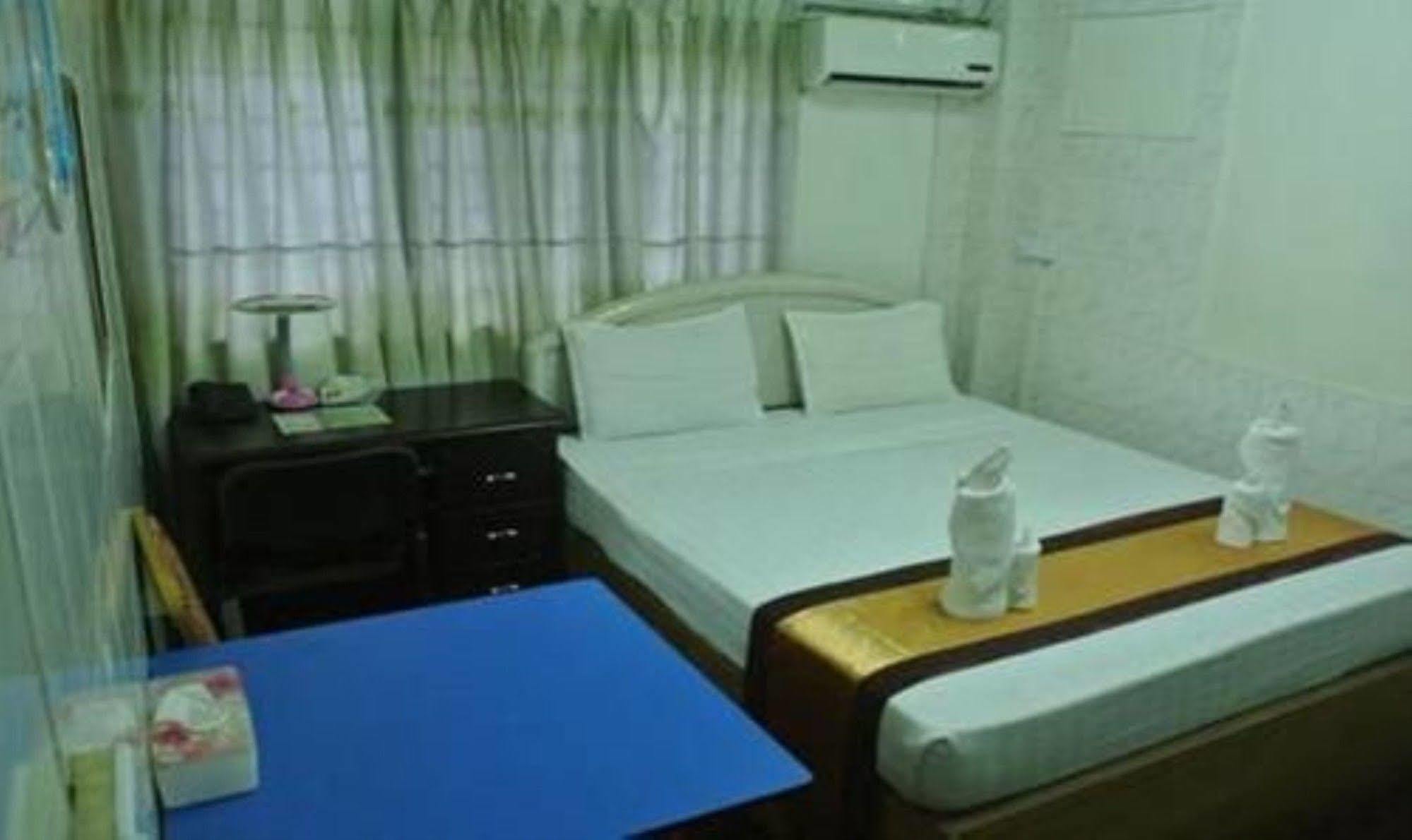 Silver Moon Hotel Yangon Exteriör bild