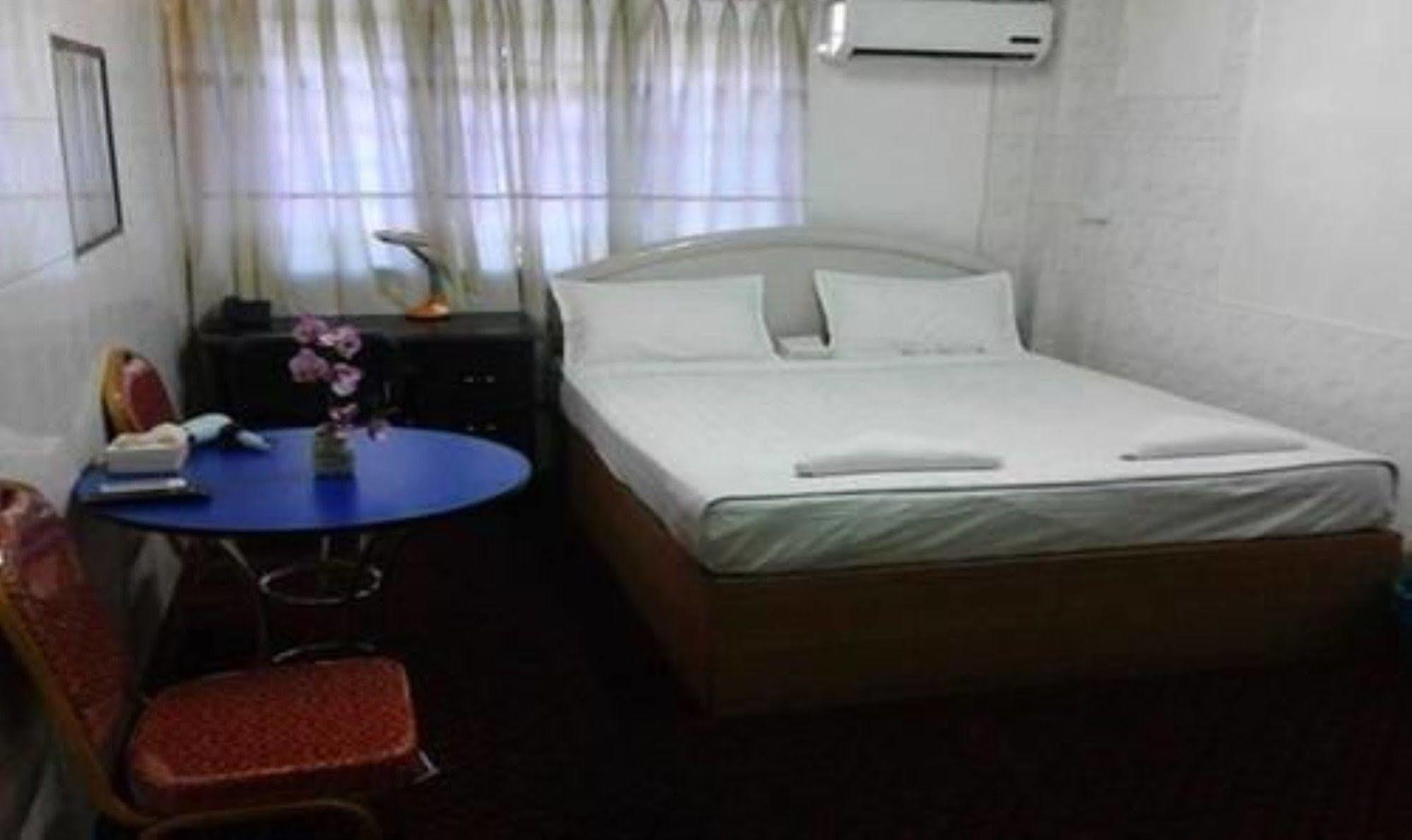 Silver Moon Hotel Yangon Exteriör bild